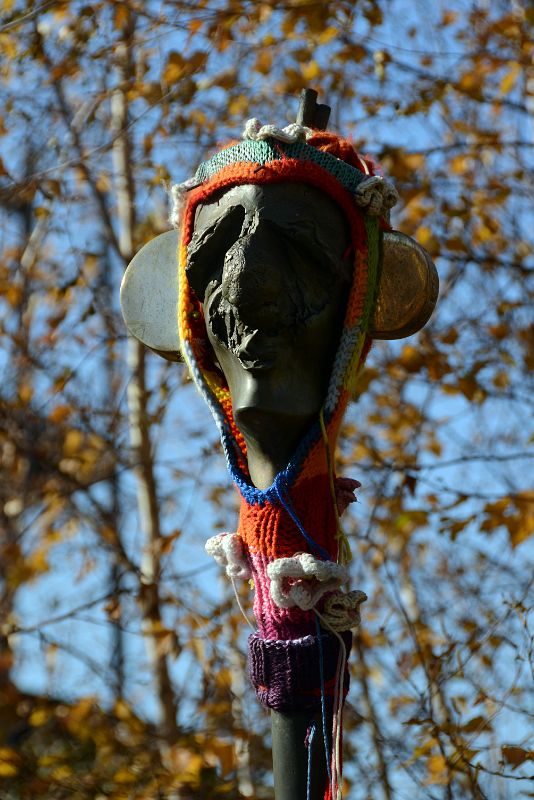 02-3 Alessandro Pessoli Old Singer with Blossoms Sculpture Close Up On New York High Line